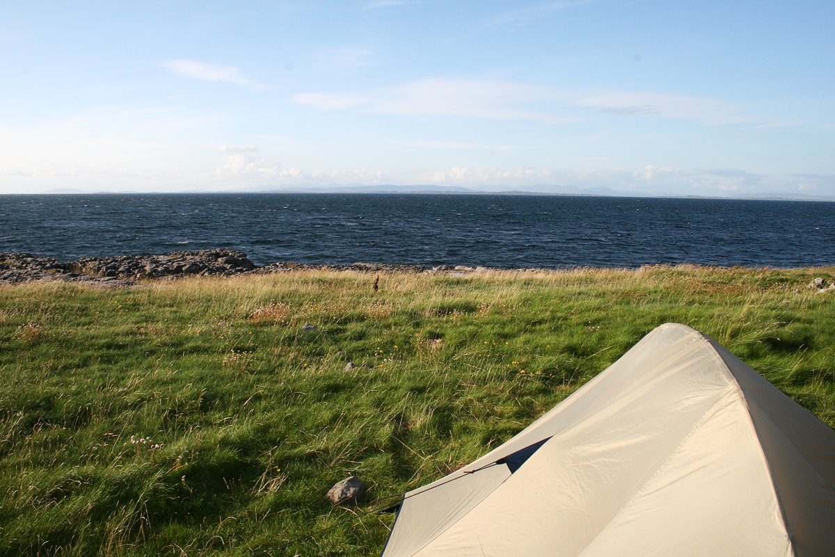 Beim Campen am Meer immer windgeschützt stehen