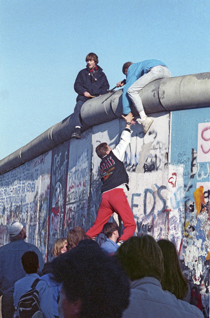 RIA Novosti archive, image #475738 / Yuriy Somov / CC-BY-SA 3.0, RIAN archive 475738 Berlin Wall, CC BY-SA 3.0