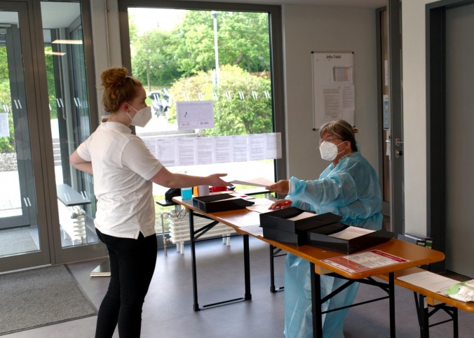 Ehrenamtliche Helferin bei der Anmeldung und Registration in einer Teststation des BRK. ©Larissa Ischwang
