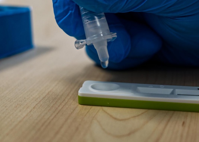 Abstreicher beim Eintröpfeln der Pufferlösung bei der Durchführung eines Antigen-Schnelltests in einer Teststation des BRK. ©Larissa Ischwang