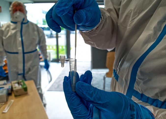 Abstreicher bei der Durchführung eines Antigen-Schnelltests in einer Teststation des BRK. ©Larissa Ischwang