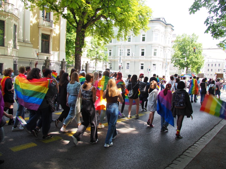 CSD Augsburg 2021, queer, Augsburg, Liebe, lesbisch, schwul, bisexuell, pansexuell, trans, asexuell, non-binary, bunt, CSD Verein, LEOPOLD, Regenbogen