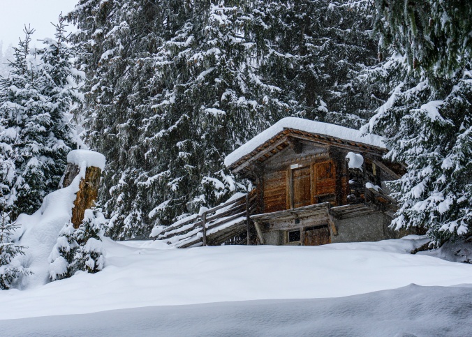 Hütte in den verschneiten Bergen