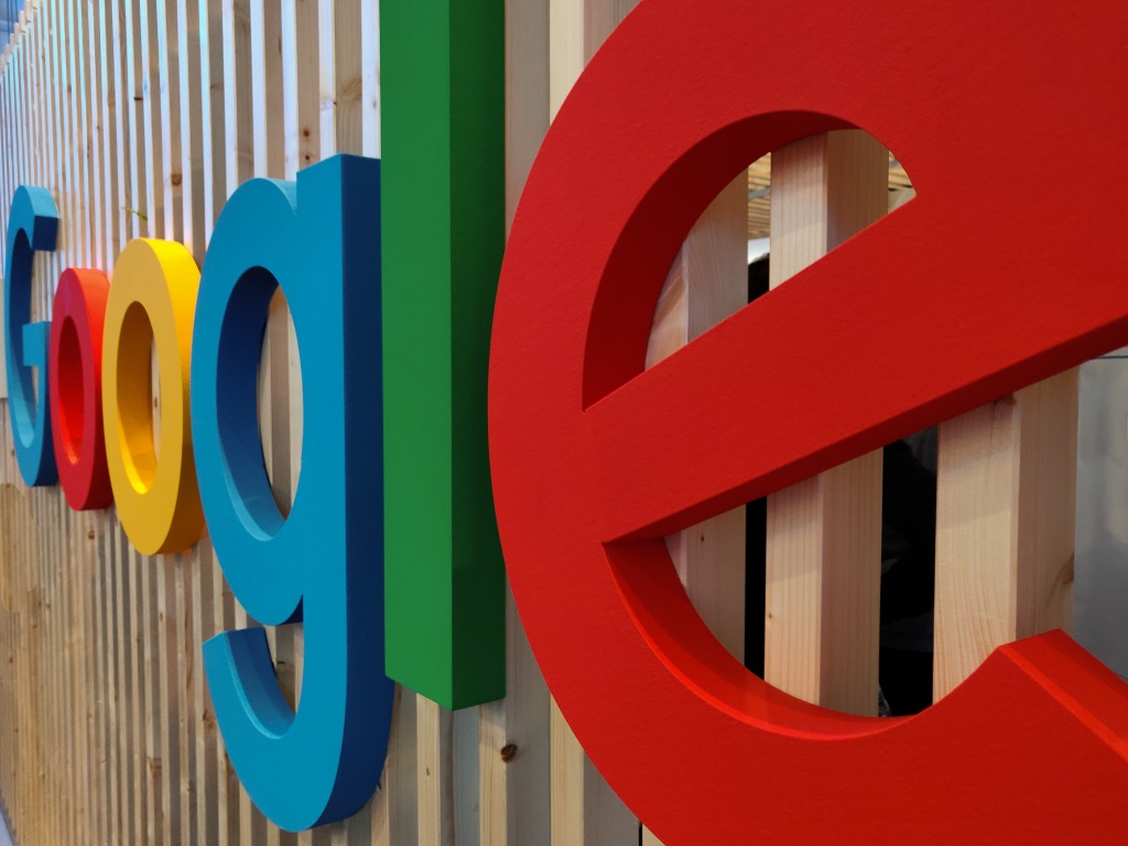 Buntes Google-Logo auf einer Holzwand